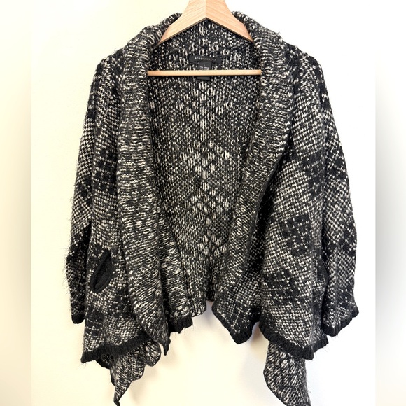 BCBGMaxAzria Gray & Black Geometric Boho Long Sleeve Cardigan Sweater Pockets L - Picture 1 of 12
